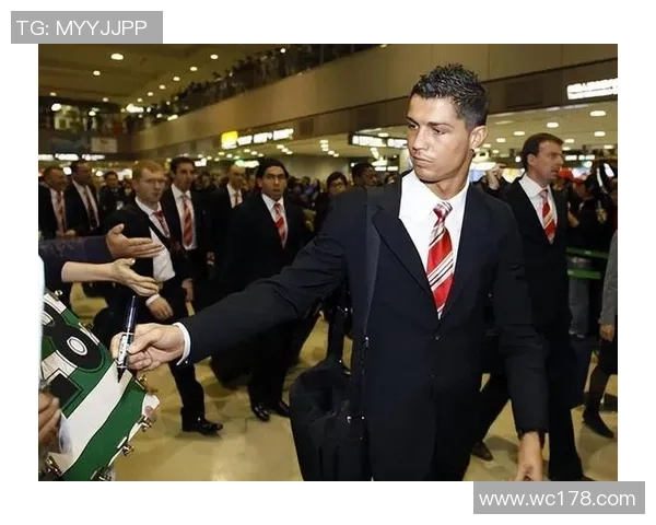 足球球星父子温情日常展现运动精神与亲情交融瞬间